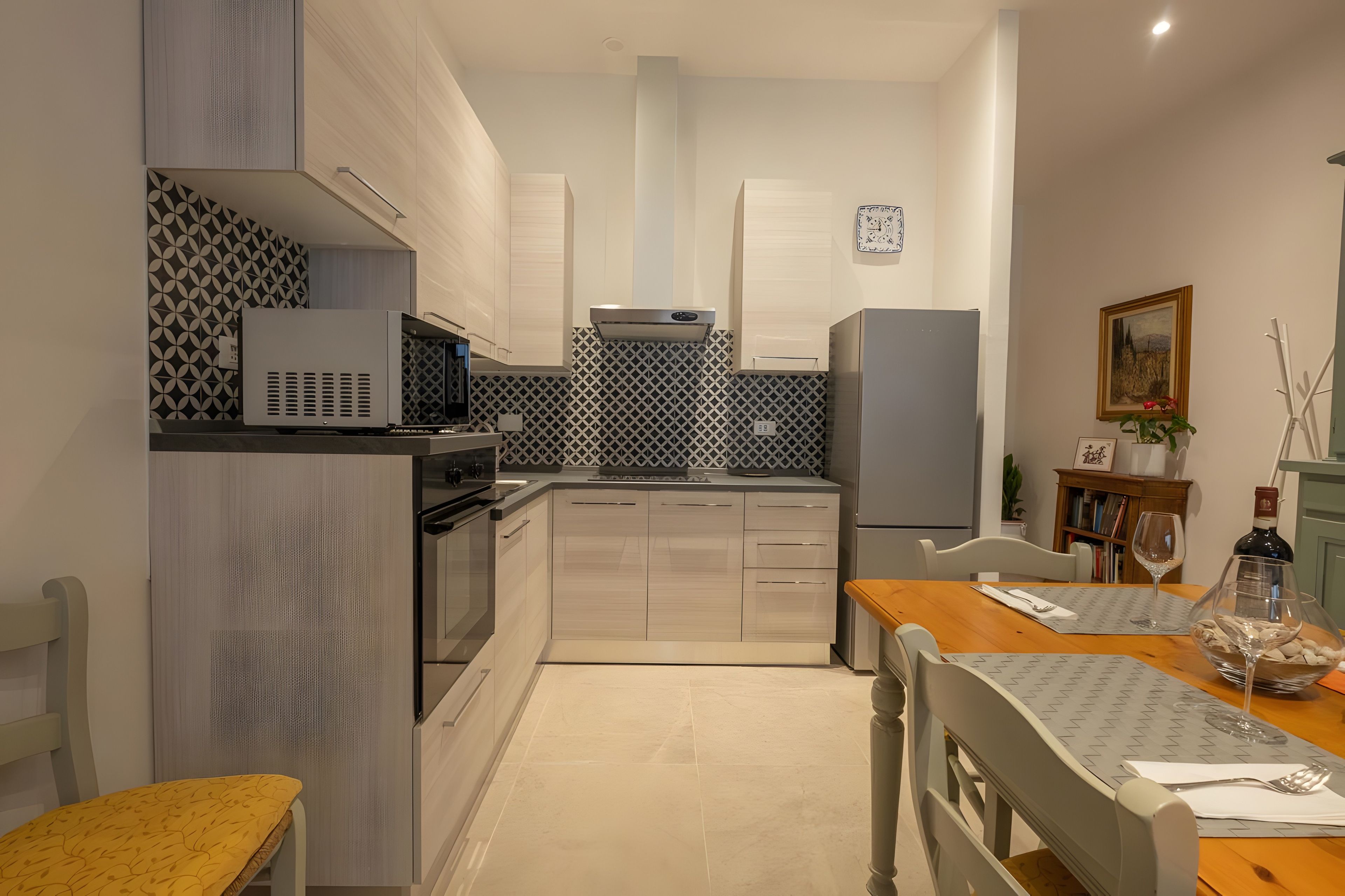 Une cuisine moderne avec un coin repas, équipée d’un four à micro-ondes, d’une cuisinière et d’un réfrigérateur.