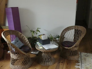 A room with two wicker chairs, a small table, and a potted plant. - B&B Room 'Chez Flo Givry - Côté Jardin' with Shared Terrace, Garden and Wi-Fi (Givry)