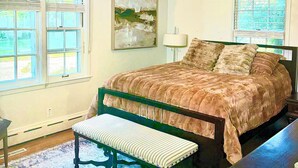 Room - Charming, Central 3 Bedroom (Iowa City)