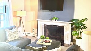 Living area - Charming, Central 3 Bedroom (Iowa City)