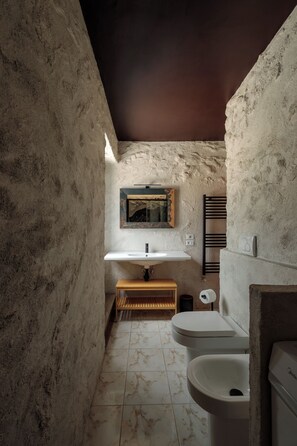 Shower, hair dryer, bidet, towels - Vrbo Property (Grottammare)