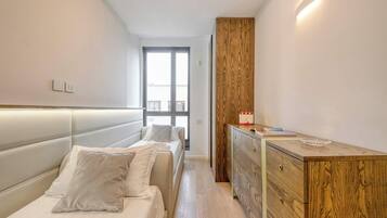 Una camera da letto moderna con un letto grande, comodini, un armadio e una finestra.