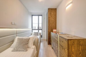 Una camera da letto moderna con un letto grande, comodini, un armadio e una finestra.