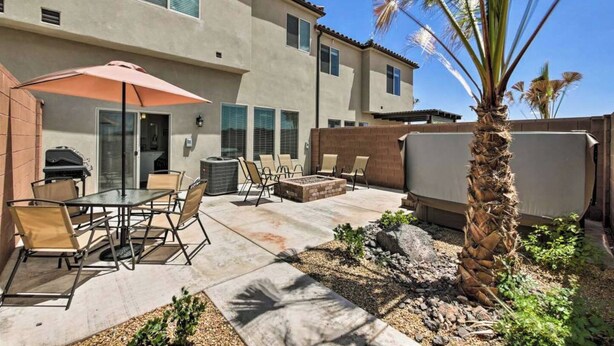 Outdoor dining - Modern 3BR Home with Pool, Private Hot Tub, Fire Pit, xBox (Washington)