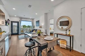 Una cucina moderna con zona pranzo, uno specchio rotondo e vista sull'esterno.
