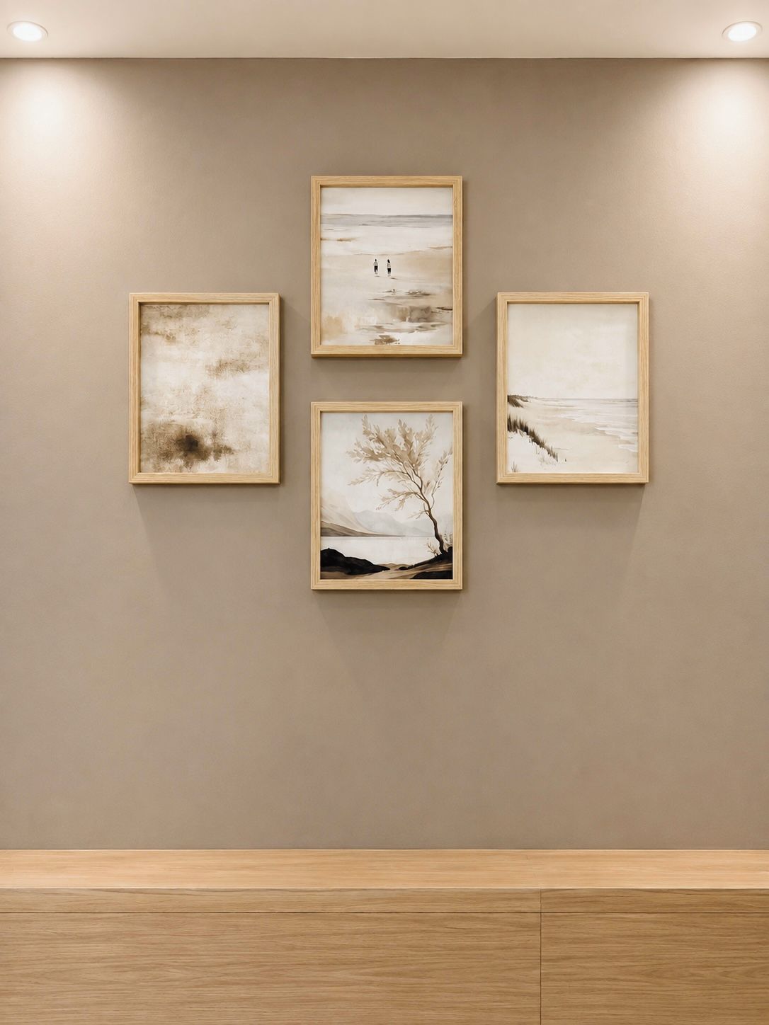 Eine Wand mit vier gerahmten Kunstwerken, die Naturdarstellungen zeigen.