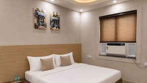 Unclassified image, 5 of 24, button - Vintage Vaults (Noida)