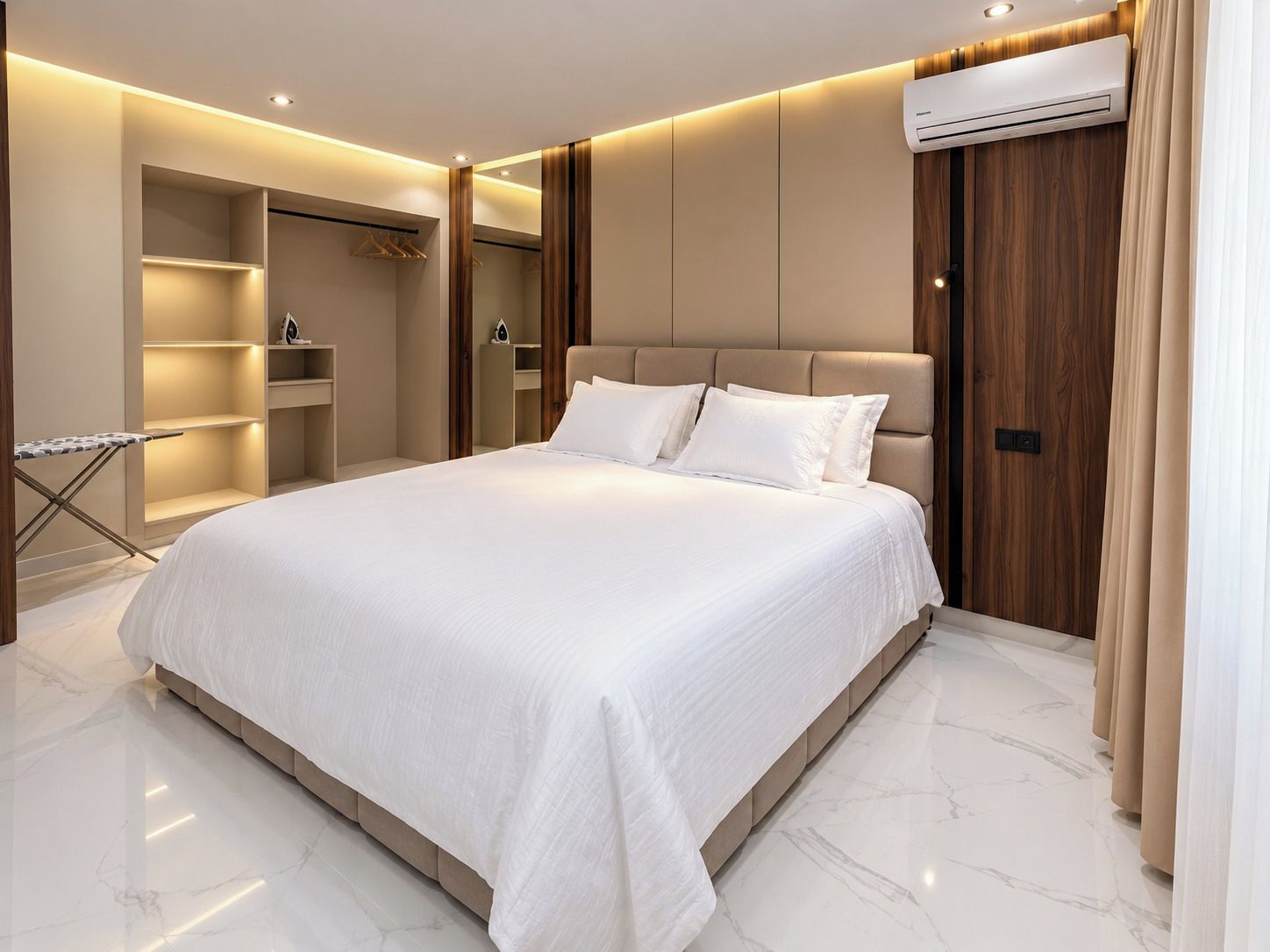 Ein modernes Schlafzimmer mit einem großen Bett, Einbauschränken und einer Klimaanlage.