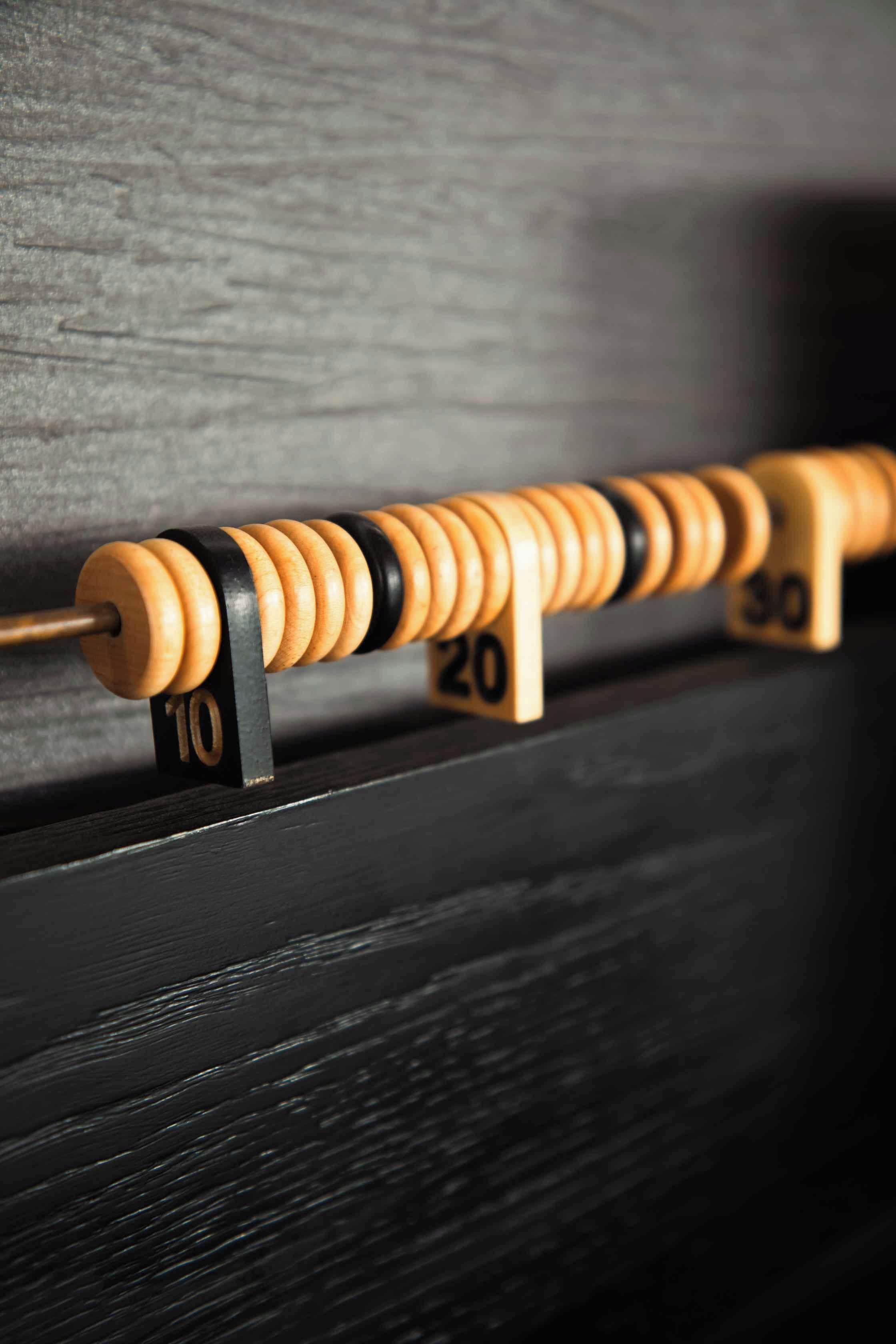 Un estante de madera con espacios numerados, posiblemente para guardar u organizar objetos.