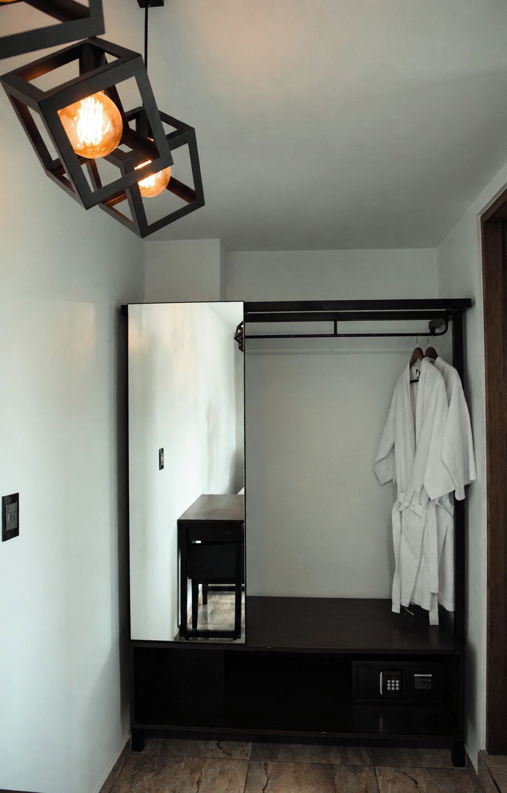Ein modernes Badezimmer mit Handtuchhalter, Spiegel und integriertem Sitzplatz.