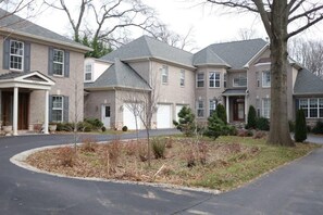 A residential area with multiple houses, a driveway, and a landscaped garden. - 3-bedroom private guesthouse with door parking & water filter (Annandale)