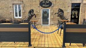 A restaurant named 'La Suite du Bouquet' with outdoor seating and two horse statues. - Vrbo Property (Vicq-sur-Mer)