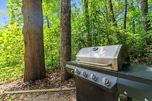 Ein tragbarer Grill in einem bewaldeten Gebiet.