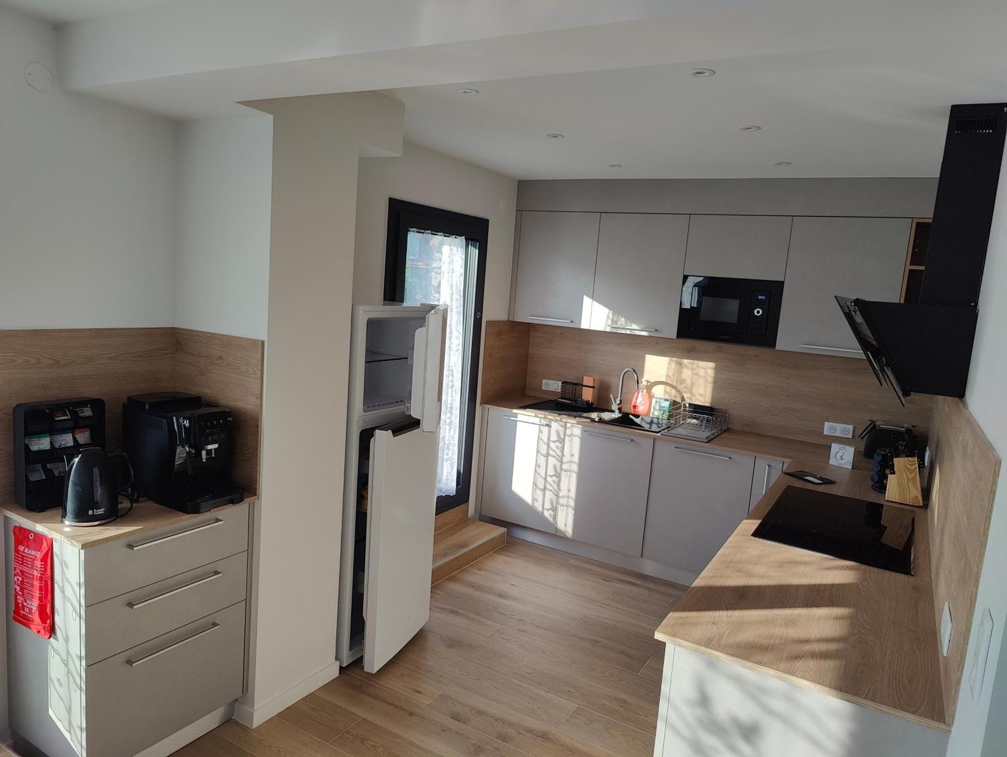Fridge, microwave