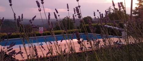 Zona de piscina con letrero que indica prohibido fumar.