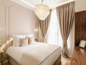 Zimmersafe, Schreibtisch, Bügeleisen/Bügelbrett, Reisekinderbett