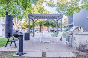 An outdoor patio with a grill, seating area, and a pergola. - Soco Chic 1BR w Pool King bed Close to DT (Austin)