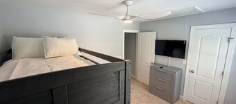 Modern 3 Bedroom Lindley Park Home - Central Location - Sleeps 7 - EV Charger