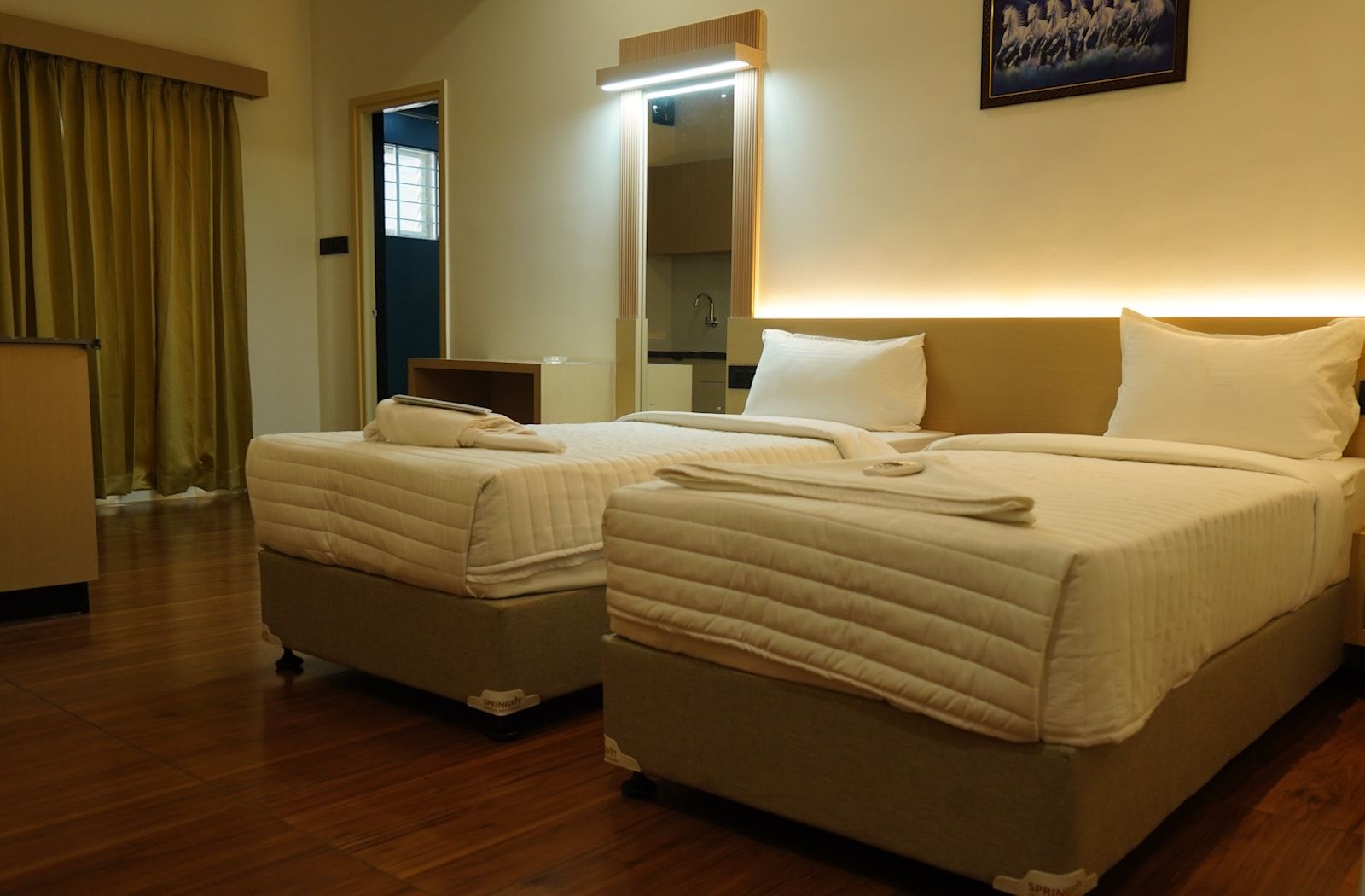 Deluxe Double Room, Balcony, City View | Desk, laptop workspace, iron/ironing board (on request), WiFi (free)