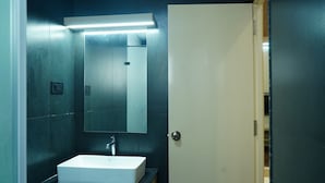 Buồng tắm vòi sen, đồ dùng nhà tắm miễn phí, máy sấy tóc, khăn tắm 