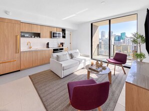 Apartamento moderno com cozinha, sala de estar e grandes janelas com vista para a cidade.