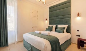 Ein Schlafzimmer mit einem großen Bett, einer Kopfteil und einem Nachttisch.