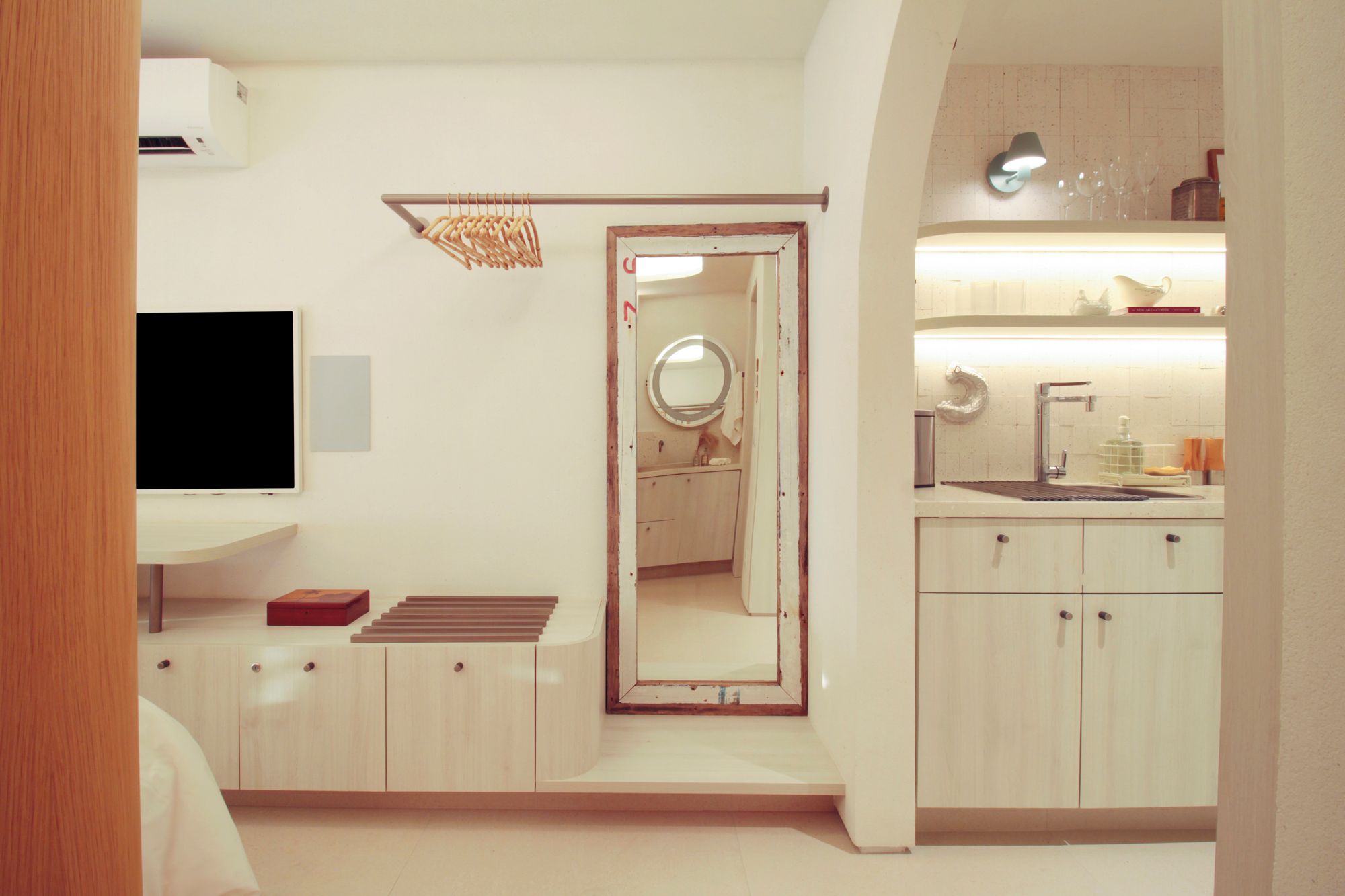 Une salle de bain moderne équipée d’une douche, de toilettes et d’un lavabo.