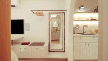 Une salle de bain moderne équipée d’une douche, de toilettes et d’un lavabo.
