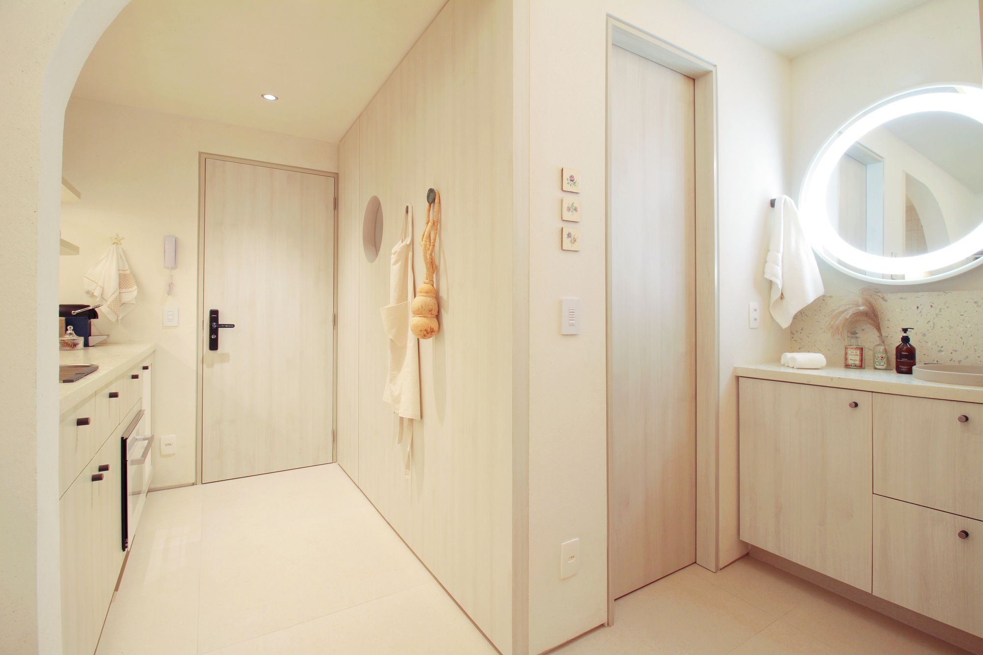 Un baño moderno con tocador, espejo y perchero.