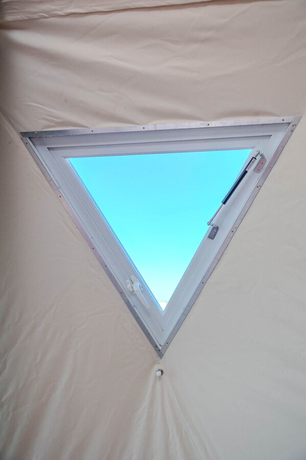 Una finestra triangolare in una struttura simile a una tenda.
