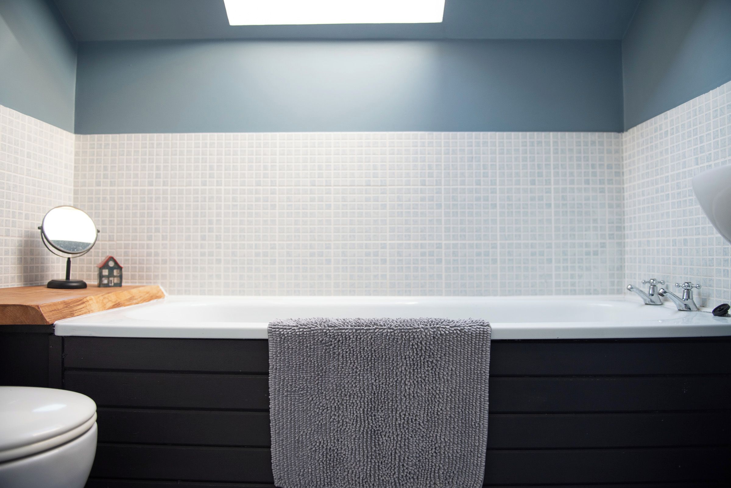 Douche, sèche-cheveux, serviettes fournies, savon