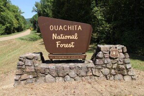 Schild für den Ouachita-Nationalwald mit dem Logo des U.S. Landwirtschaftsministeriums.