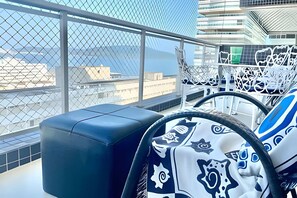 Deluxe-Apartment, Balkon, eingeschränkter Meerblick | Speisen im Freien