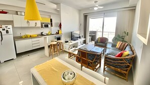 Deluxe Apartment, Balcony, Partial Sea View | Living area - SHB - A Beira-Mar no Gonzaga (Santos)