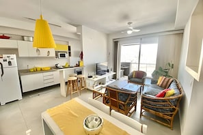 Deluxe-Apartment, Balkon, eingeschränkter Meerblick | Wohnbereich