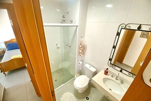 Deluxe-Apartment, Balkon, eingeschränkter Meerblick | Badezimmer