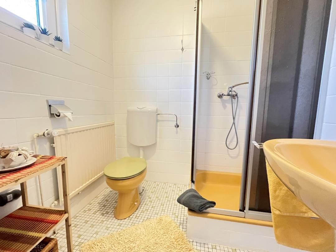 A bathroom with a toilet, shower, and bathtub.