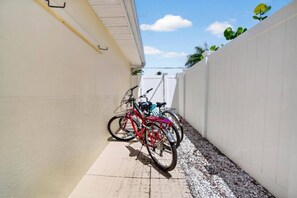 A narrow outdoor area with a white fence and a paved walkway. - Sea Haus - Luxury Waterfront Pool Retreat - Beach (Redington Beach)