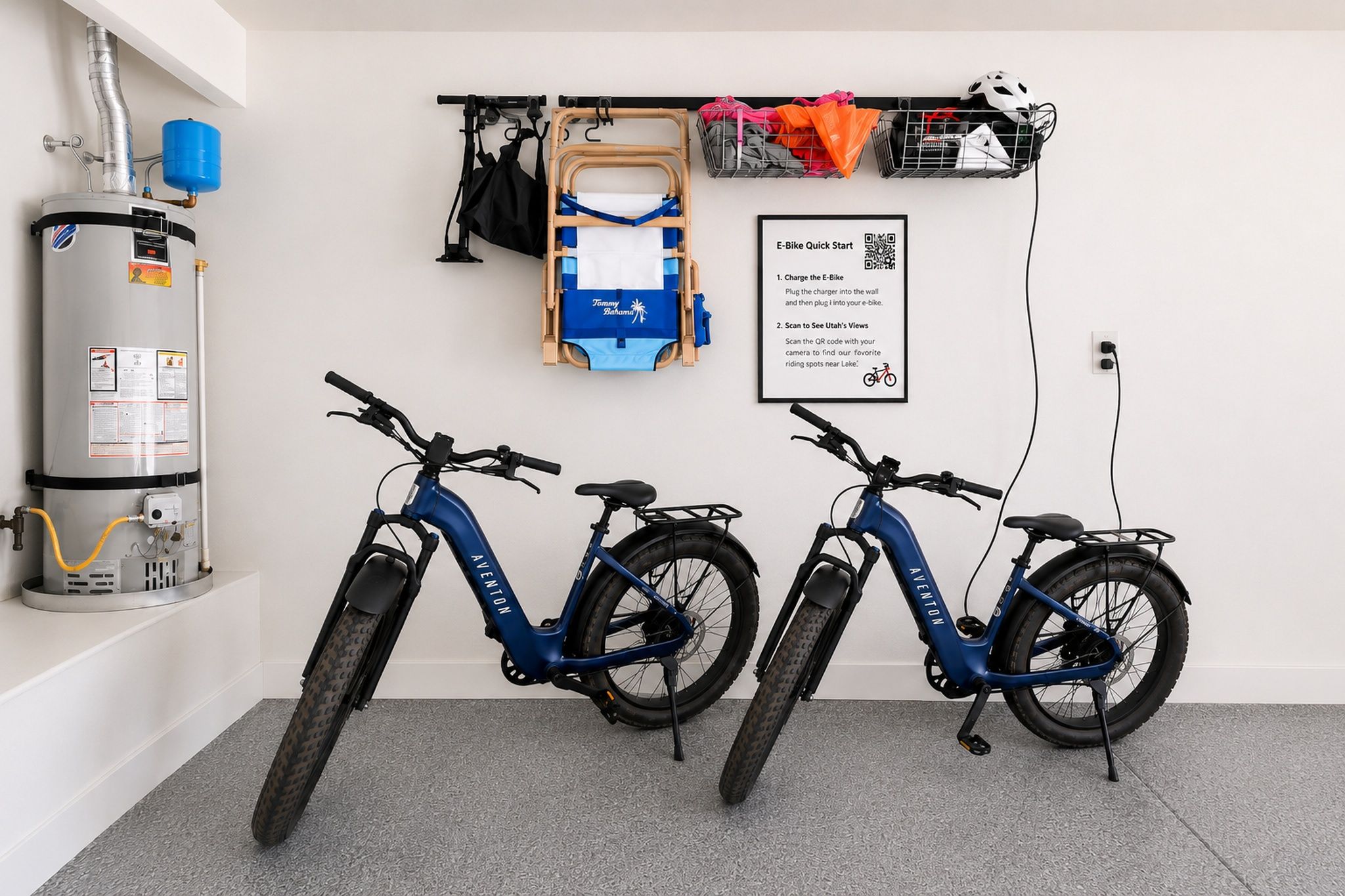 Een kamer met twee elektrische fietsen, een boiler en een QR-code voor een fietsverhuurservice.