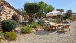 Outdoor dining - Vrbo Property (Opoul-Périllos)
