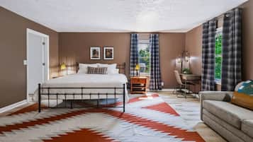 Une chambre à coucher avec un lit, un bureau et un canapé.