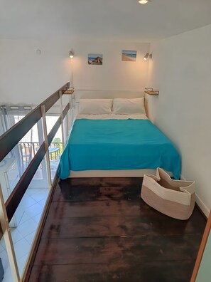 A bedroom with a bed, a view of the outdoors, and a balcony. - Casetta del Custode with sea view, Wi-Fi, and air conditioning (Capri)