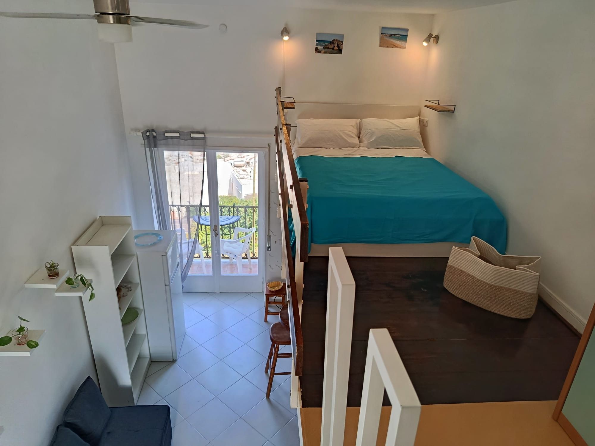 Un dormitorio con cama, balcón y vistas al exterior.