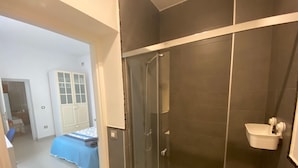 Bathroom - Guesthouse in a Historic Seville Mansion (Sevilla)