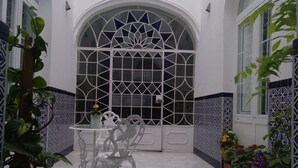 Outdoor dining - Guesthouse in a Historic Seville Mansion (Sevilla)