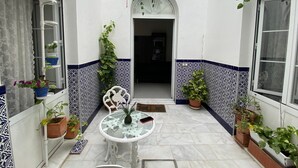 Outdoor dining - Guesthouse in a Historic Seville Mansion (Sevilla)