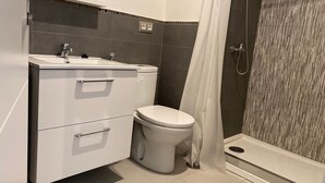 Bathroom - Double room + private bathroom in Casa Palacio 7 (Sevilla)