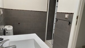 Bathroom - Double room with private bathroom in palace house (Sevilla)
