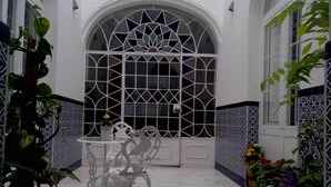 Outdoor dining - Double room with private bathroom in palace house (Sevilla)