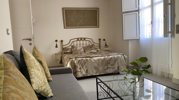 Interior - Luxury suite with private bathroom in SS Palace House (Sevilla)